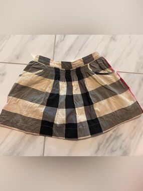 Burberry girl plain skirt size：4Y